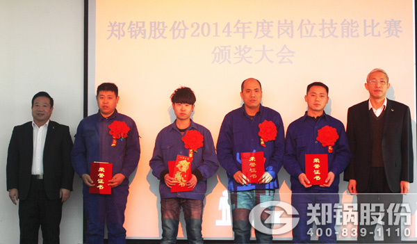 副(fu)總(zong)裁(cai)張(zhang)文輝(hui)、總(zong)經(jīng)理(li)楊(yang)予(yu)華(hua)爲(wèi)(wei)穫(huo)獎(jiǎng)(jiang)第二(er)名(ming)員(yuan)工鬍勝(sheng)偉、吳(wu)鵬飛、劉(liu)衞鋒等(deng)頒(ban)髮榮譽(yù)(yu)證(zheng)書(shu)