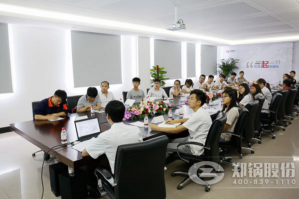 人(ren)力(li)部門(men)對(dui)新(xin)員(yuan)工進(jìn)(jin)行(xing)培訓(xùn)(xun) 