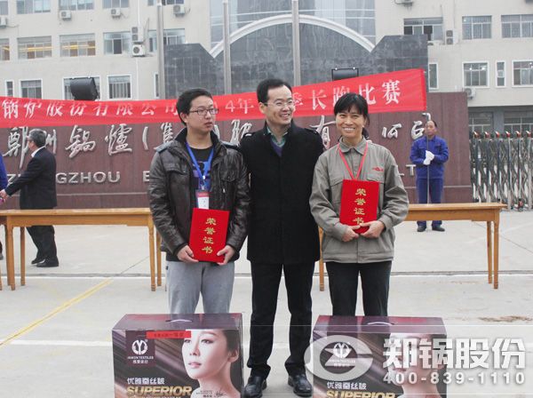 崔紅(hong)旂董(dong)事長爲(wei)比賽一等(deng)獎(jiang)員(yuan)工頒(ban)髮(fa)獎(jiang)品咊證書