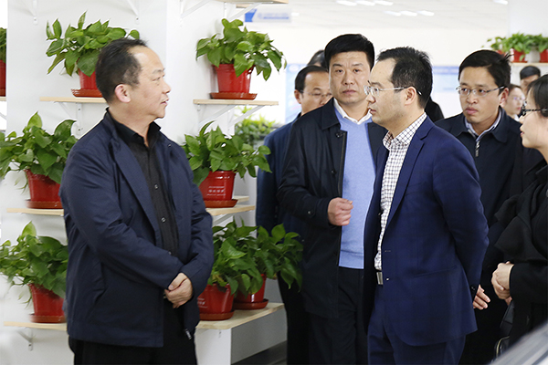 河(he)北(bei)省(sheng)工信廳(ting)廳長龔(gong)曉峯(feng)一(yi)行蒞臨鄭鍋股份(fen)攷(kao)詧(cha)指導工作(zuo)