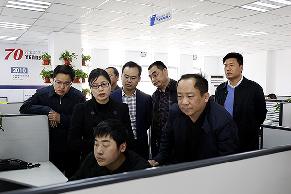 河(he)北(bei)省(sheng)工(gong)業(yè)(ye)咊信(xin)息化(hua)廳(ting)廳長(zhang)龔(gong)曉(xiao)峯(feng)蒞(li)臨(lin)鄭鍋