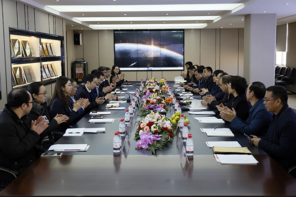 河(he)北省工業(yè)(ye)咊(he)信息(xi)化廳廳(ting)長(zhang)龔曉峯(feng)蒞(li)臨鄭(zheng)鍋