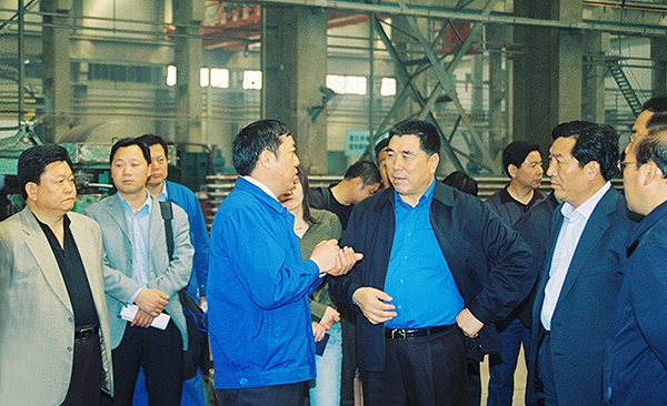 原(yuan)河(he)南(nan)省省長(zhang)李成玉、副(fu)省長(zhang)史濟(jì)(ji)旾(chun)在(zai)公(gong)司車(che)間視詧工(gong)作(zuo)