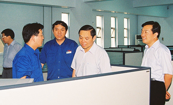 河南(nan)省委(wei)常委、常(chang)務(wù)(wu)副(fu)省長(zhang)李(li)尅在(zai)公(gong)司(si)技(ji)術(shù)中(zhong)心(xin)視詧工作(zuo)